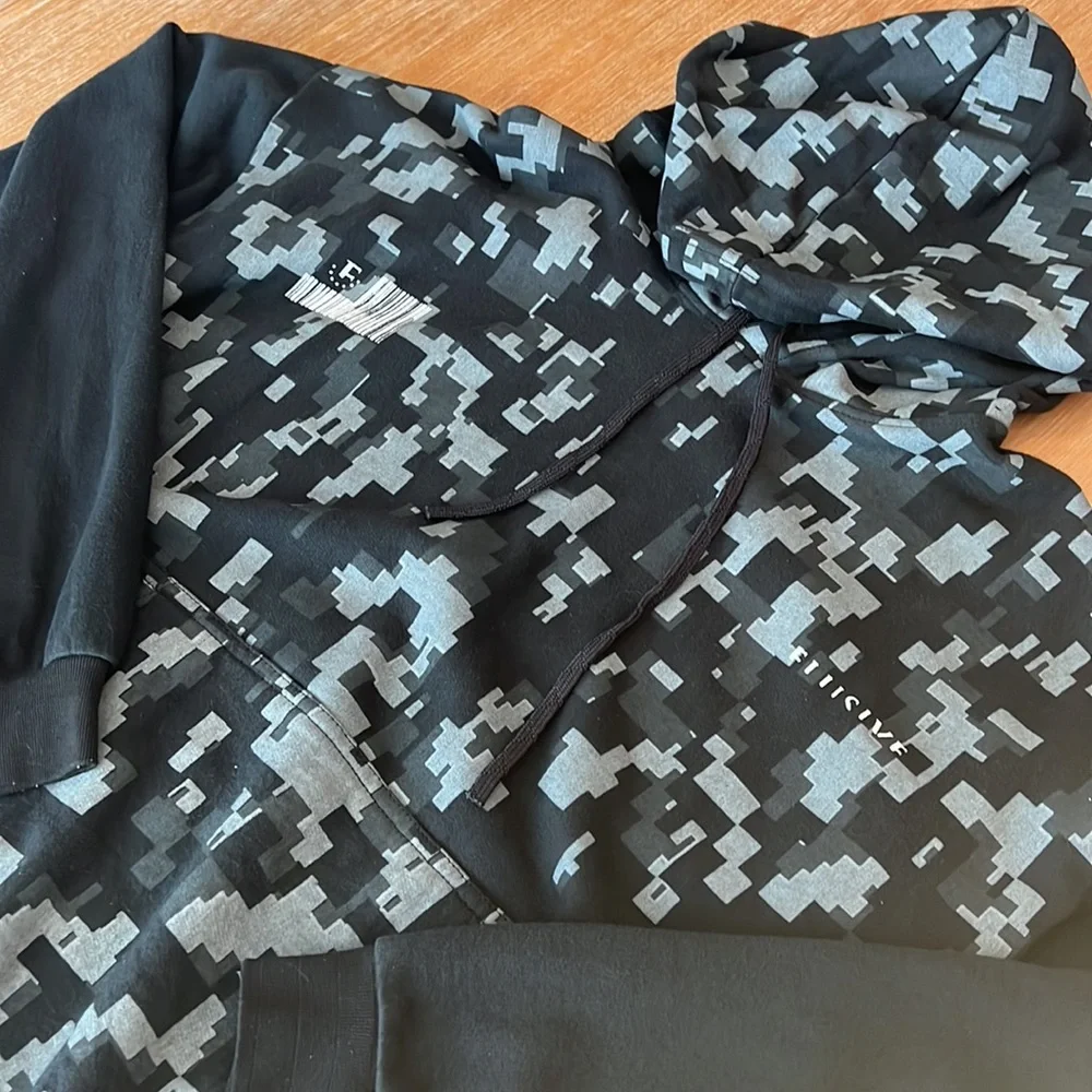 Elusive Ca hoodie. Size L. EUC.